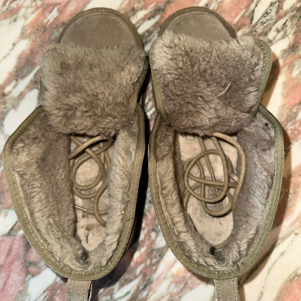 UGGS - Picture 12 of 16
